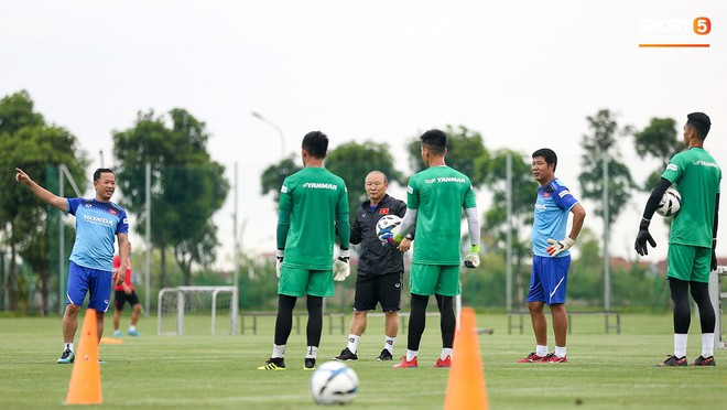 HLV Park Hang-seo thích thú hướng dẫn thủ môn đặc biệt ở U22 Việt Nam, mới 20 tuổi đã cao hơn cả Lâm Tây - Ảnh 6.