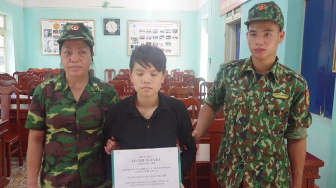 Cô gái trẻ bị bắt khi đang đưa bé trai 7 ngày tuổi sang Trung Quốc bán - Ảnh 1.