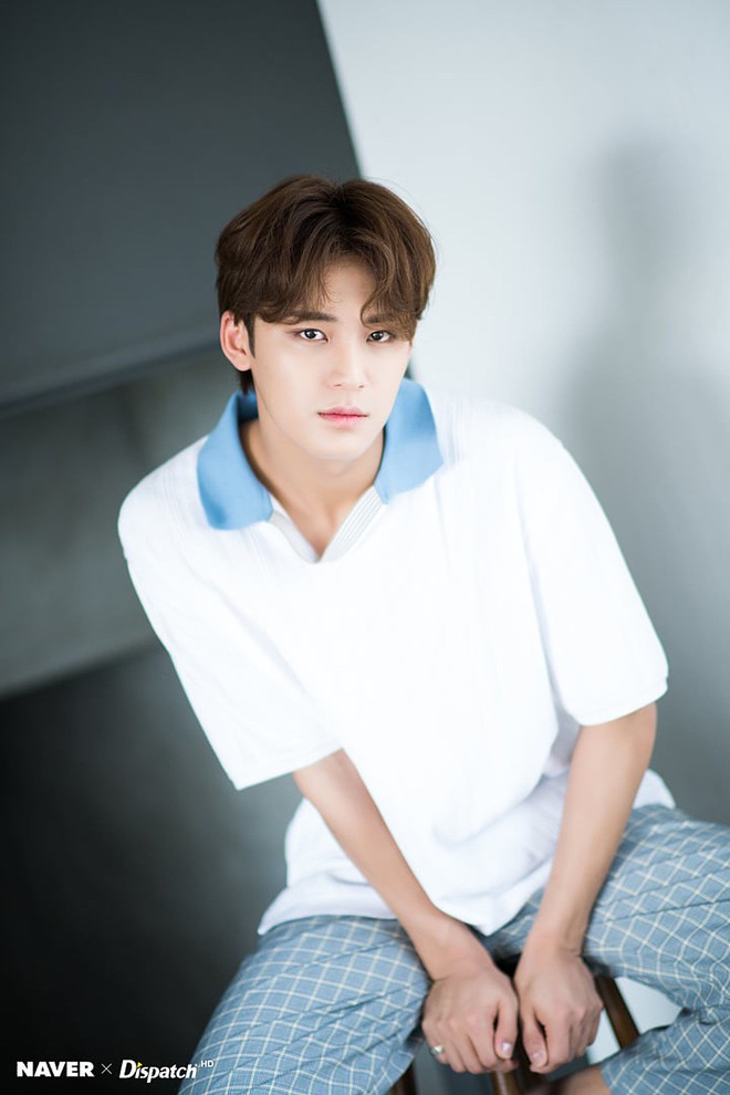 Khoảnh khắc ga lăng đến đáng yêu của mỹ nam Mingyu (SEVENTEEN) đối với Yeji (ITZY) trên sân khấu cuối tuần khiến fan cũng phải rung rinh - Ảnh 4.