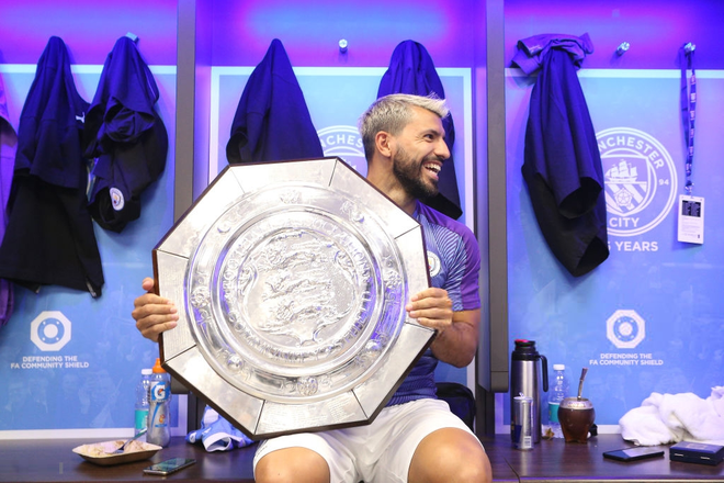 Nghe thấy nữ ph&oacute;ng vi&ecirc;n n&eacute;m cục th&iacute;nh b&eacute;o ngậy, tiền đạo xuất sắc nhất lịch sử Man City đ&aacute;p trả bằng một c&uacute; quăng lưới hốt trọn - Ảnh 3.
