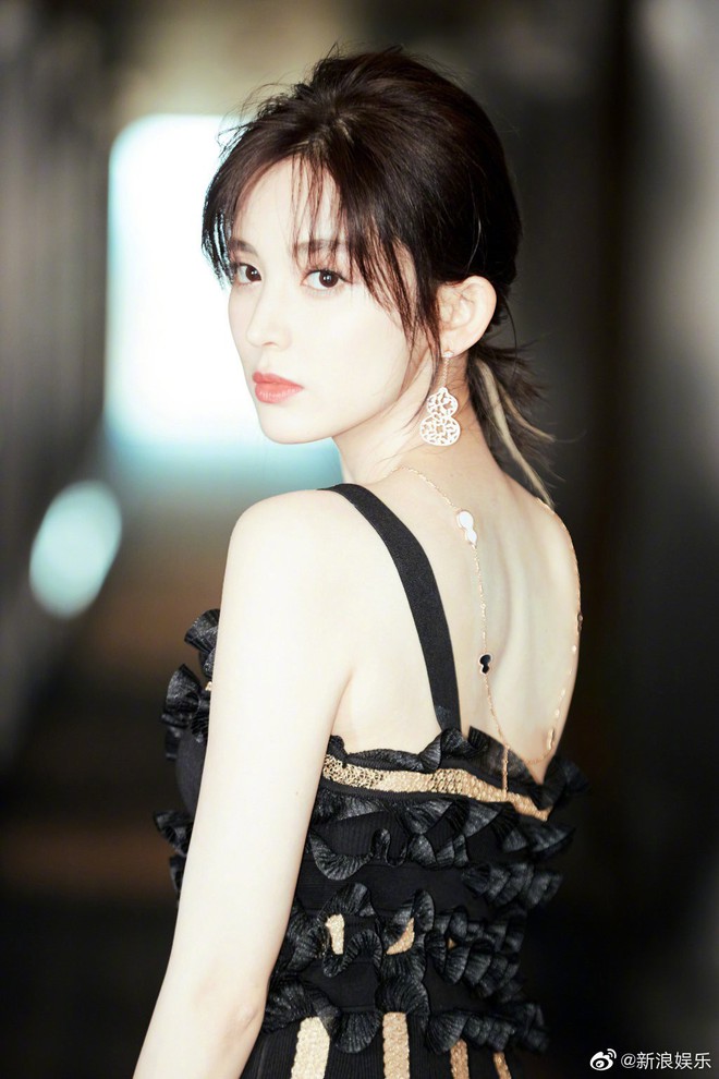 Mỹ nh&acirc;n sở hữu lưng trần gợi cảm nhất Cbiz: Lưu Diệc Phi đ&atilde; xuất sắc, kh&ocirc;ng ngờ c&ograve;n c&oacute; đ&agrave;n chị sexy đỉnh cao hơn - Ảnh 3.