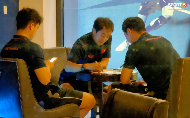 Trợ lý HLV Park Hang-seo tranh thủ làm việc lúc chờ cà phê ngay sau bữa tối cùng U22 Việt Nam - Ảnh 2.