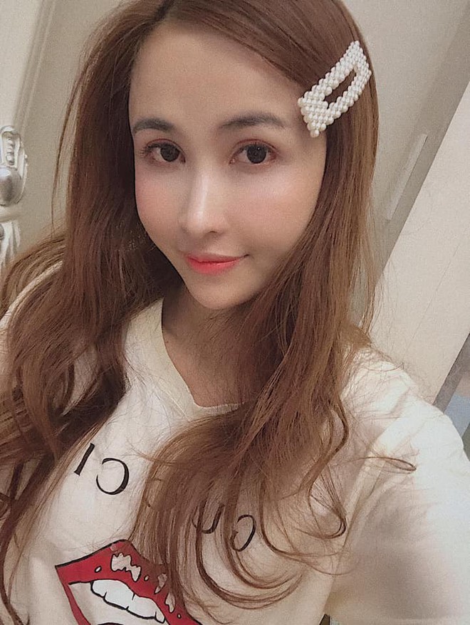 Vợ 2 của đại gia Minh Nhựa: Đ&atilde; 2 con nhưng sexy c&oacute; thừa, đồ hiệu chất th&agrave;nh th&aacute;p lại c&ograve;n đụng h&agrave;ng với loạt mỹ nh&acirc;n đ&igrave;nh đ&aacute;m  - Ảnh 1.