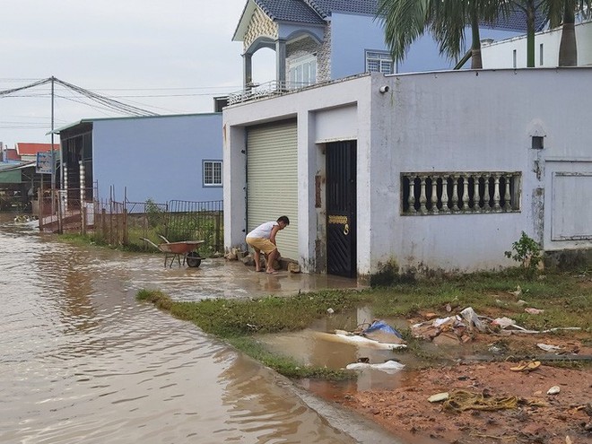 Nước lũ rút, nhiều nhà dân ở Phú Quốc tan hoang - Ảnh 6.