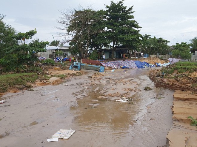 Nước lũ rút, nhiều nhà dân ở Phú Quốc tan hoang - Ảnh 8.