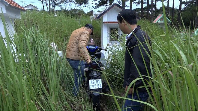 Đà Lạt: 4 thanh niên thuê ô tô đi trộm xe máy rồi cất giấu trong... nghĩa địa - Ảnh 1.