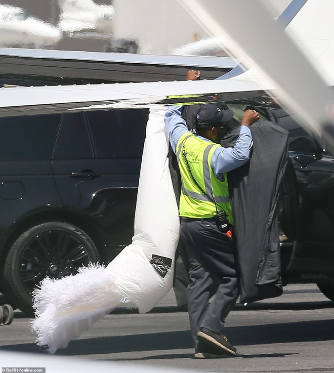 Bắt gặp Kylie Jenner mang cả váy cưới lên phi cơ riêng, phải chăng một đám cưới thế kỷ chuẩn bị diễn ra? - Ảnh 2.