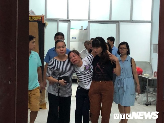 Nh&acirc;n chứng kể lại ph&uacute;t ph&aacute;t hiện b&eacute; trai t&iacute;m t&aacute;i sau khi bị bỏ qu&ecirc;n tr&ecirc;n xe đ&oacute;n học sinh ở H&agrave; Nội - Ảnh 2.