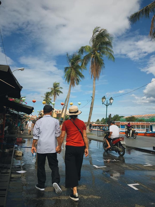 Lần đầu đưa phụ huynh đi du lịch, c&#244; g&#225;i đau đầu v&#236; chăm bố mẹ ham chơi v&#224; r&#237;u r&#237;t như “em chưa 18” - Ảnh 6.