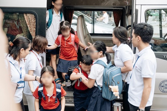 Người thân của bé lớp 1 tử vong vì bị bỏ quên trên ô tô: Lúc đi cháu mặc áo màu đỏ nhưng khi được bế xuống xe lại mặc áo trắng - Ảnh 3.