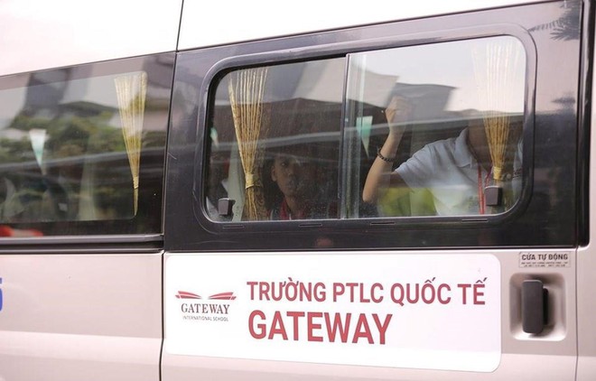 Các trường ở Hà Nội siết chặt quy trình đưa đón học sinh bằng xe buýt - Ảnh 1.