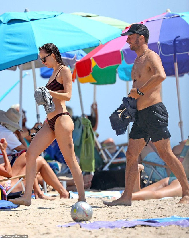 Ngôi sao 50 sắc thái Dakota Johnson diện bikini nóng bỏng đi biển sau khi tái hợp với bạn trai hơn 12 tuổi - Ảnh 1.