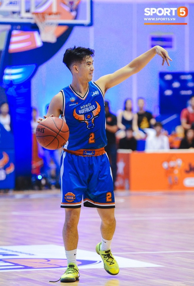 Vui mừng chiến thắng nhưng kh&ocirc;ng qu&ecirc;n nhắc nhở đồng đội tập trung, chỉ c&oacute; thể l&agrave; Henry Nguyễn - Ảnh 4.