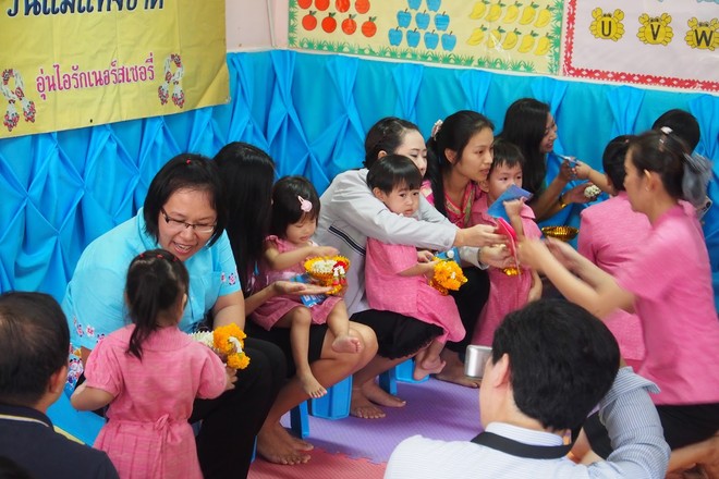 Khi Hoa hậu đội vương miện quỳ lạy cha mẹ: Lòng hiếu thảo của một người con và nét đẹp văn hóa tại đất nước Thái Lan - Ảnh 5.