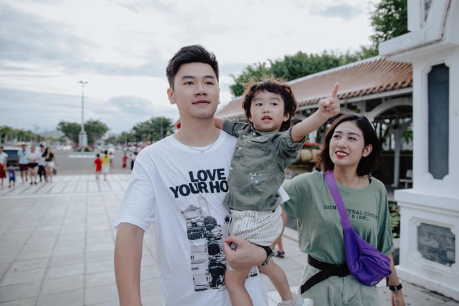Chia sẻ ảnh đi du lịch Đà Nẵng, gia đình Tùng Sơn - Trang Lou khiến netizen xuýt xoa vì bé Xoài quá dễ cưng - Ảnh 8.
