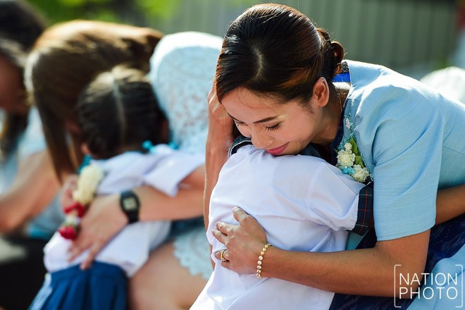 Khi Hoa hậu đội vương miện quỳ lạy cha mẹ: Lòng hiếu thảo của một người con và nét đẹp văn hóa tại đất nước Thái Lan - Ảnh 5.