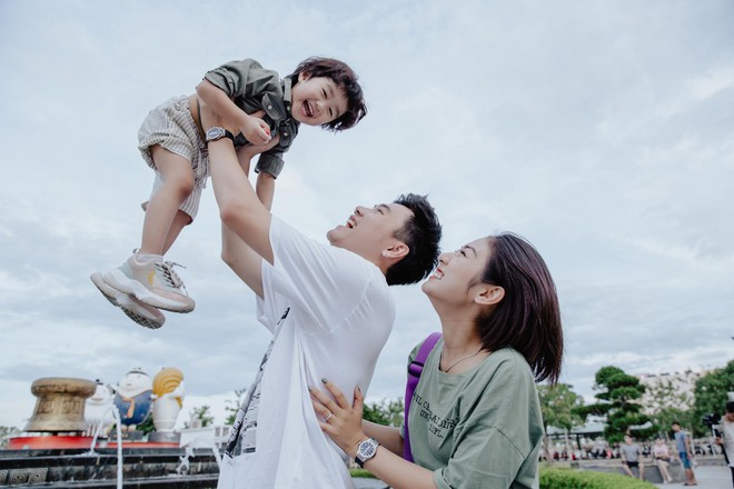 Chia sẻ ảnh đi du lịch Đà Nẵng, gia đình Tùng Sơn - Trang Lou khiến netizen xuýt xoa vì bé Xoài quá dễ cưng - Ảnh 9.