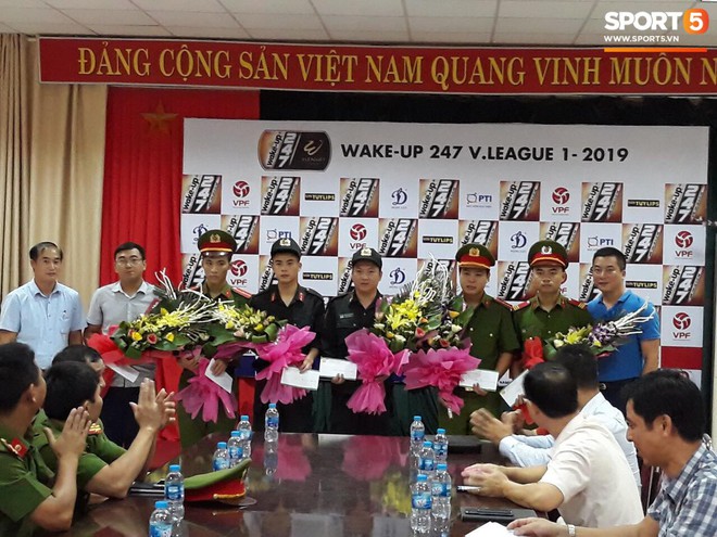 VPF trao thưởng cho BTC sân Thiên Trường và 5 chiến sĩ công an cứu em bé bị co giật tại Nam Định - Ảnh 1.