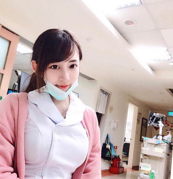 Nữ điều dưỡng gây chú ý với vòng 1 khủng và phong cách thường ngày quá táo bạo - Ảnh 2.