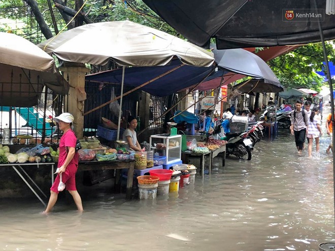 Ảnh: Hà Nội mưa xối xả, người dân chật vật đi làm giữa con đường nước ngập ngang xe - Ảnh 7.