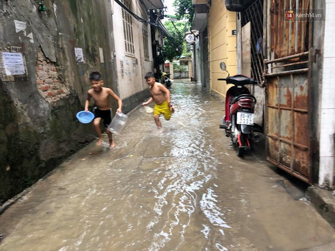 Ảnh: Hà Nội mưa xối xả, người dân chật vật đi làm giữa con đường nước ngập ngang xe - Ảnh 10.