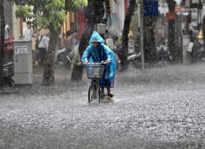 Ảnh: Hà Nội mưa xối xả, người dân chật vật đi làm giữa con đường nước ngập ngang xe - Ảnh 4.