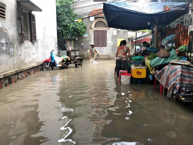 Ảnh: Hà Nội mưa xối xả, người dân chật vật đi làm giữa con đường nước ngập ngang xe - Ảnh 8.