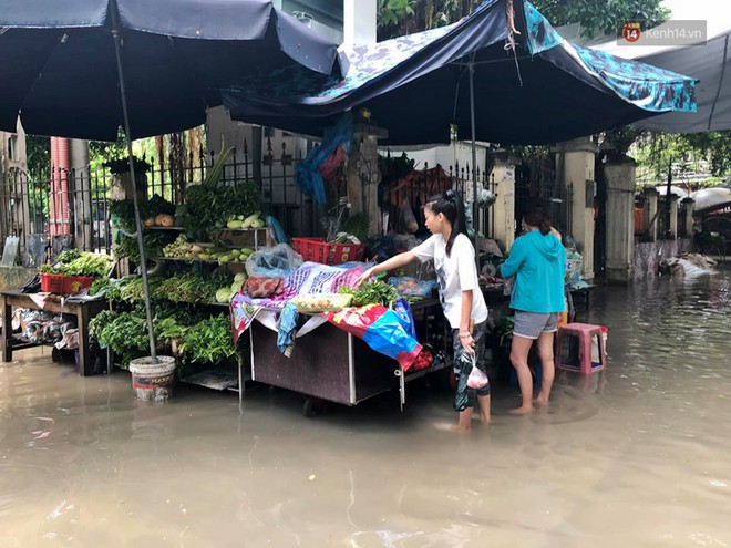 Ảnh: Hà Nội mưa xối xả, người dân chật vật đi làm giữa con đường nước ngập ngang xe - Ảnh 9.