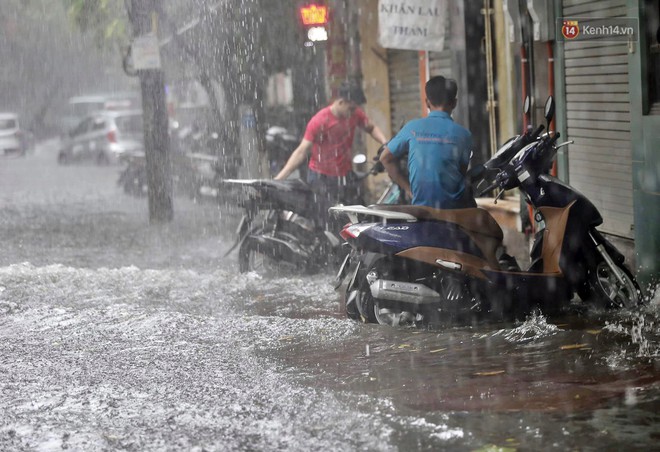 Ảnh: Hà Nội mưa xối xả, người dân chật vật đi làm giữa con đường nước ngập ngang xe - Ảnh 5.