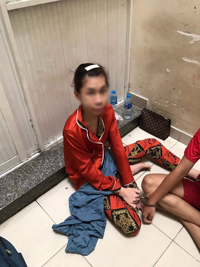 Nữ qu&aacute;i chị hiểu h&ocirc;ng lại bị bắt v&igrave; c&ugrave;ng đồng bọn cướp giật ở S&agrave;i G&ograve;n - Ảnh 1.
