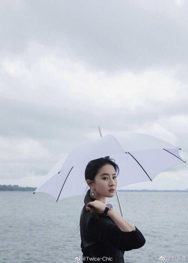 Trái ngược hiện thực body bị chê thô, Lưu Diệc Phi tung bộ ảnh chanh sả tại trời Tây khoe góc nghiêng thần thánh - Ảnh 3.