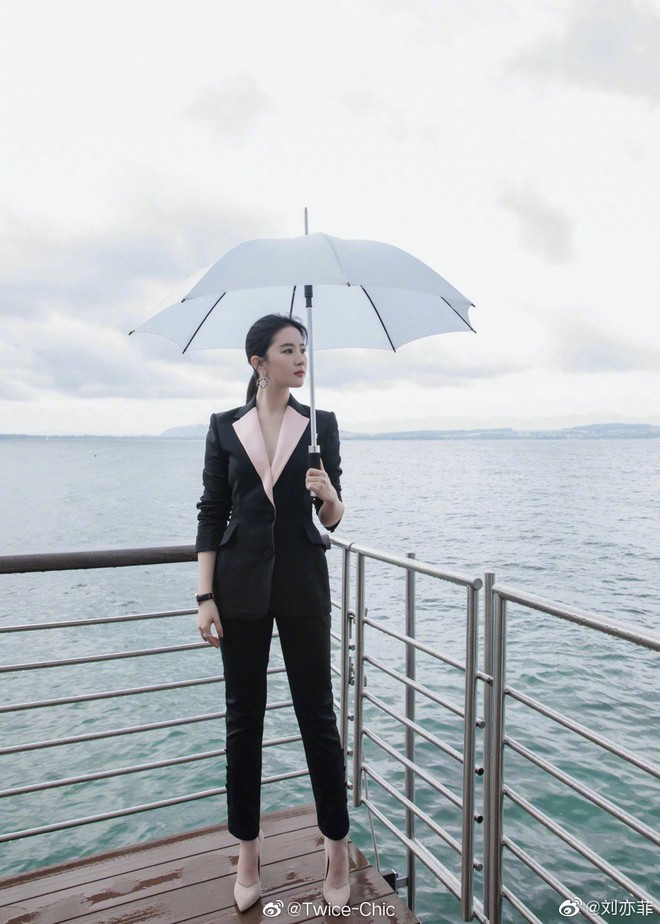 Trái ngược hiện thực body bị chê thô, Lưu Diệc Phi tung bộ ảnh chanh sả tại trời Tây khoe góc nghiêng thần thánh - Ảnh 4.