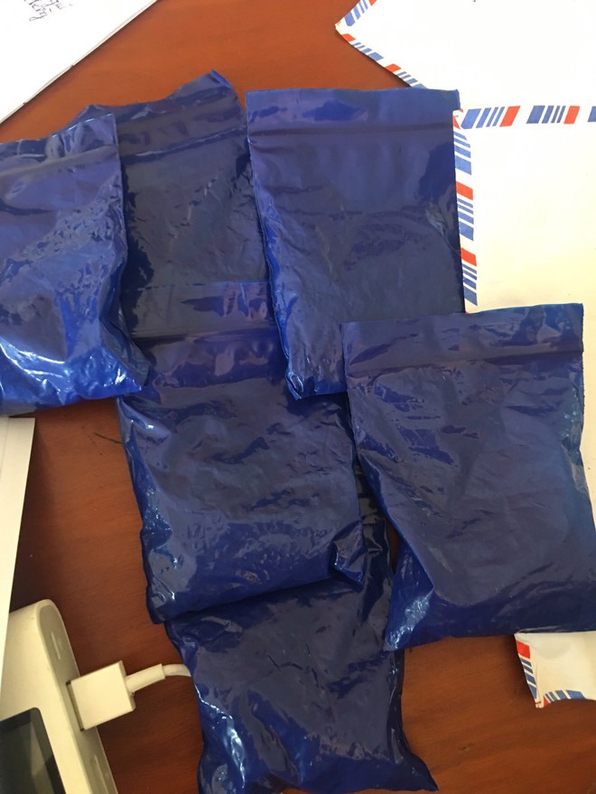 Bắt đ&ocirc;i vợ chồng giả vờ thu&ecirc; &ocirc; t&ocirc; đi du lịch để vận chuyển 1.200 vi&ecirc;n thuốc lắc - Ảnh 3.