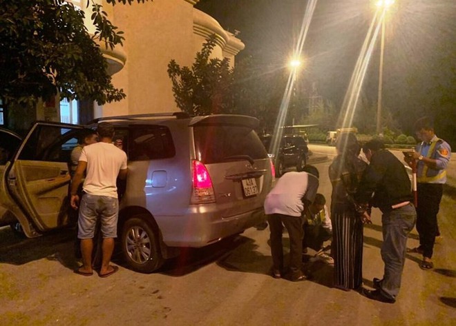 Bắt đ&ocirc;i vợ chồng giả vờ thu&ecirc; &ocirc; t&ocirc; đi du lịch để vận chuyển 1.200 vi&ecirc;n thuốc lắc - Ảnh 2.