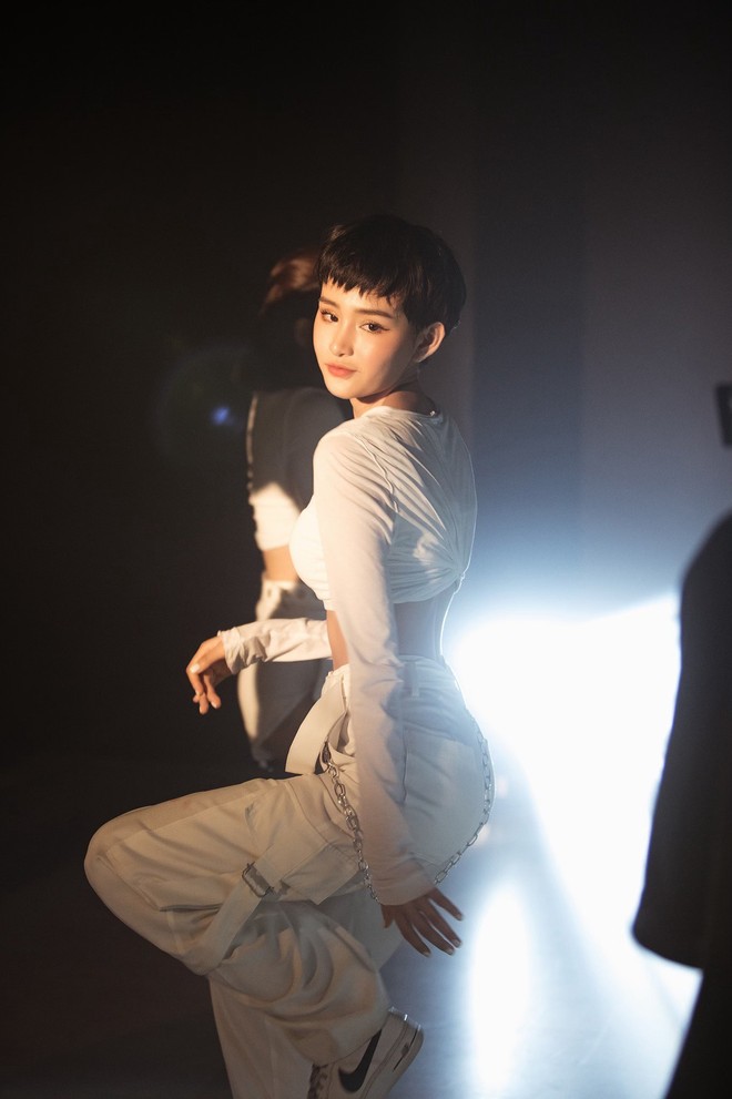 Ăn mừng MV Cần Xa đạt thành tích tốt, Hiền Hồ tung phiên bản dance với vũ điệu chắp tay độc đáo - Ảnh 5.