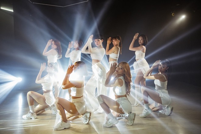 Ăn mừng MV Cần Xa đạt thành tích tốt, Hiền Hồ tung phiên bản dance với vũ điệu chắp tay độc đáo - Ảnh 9.