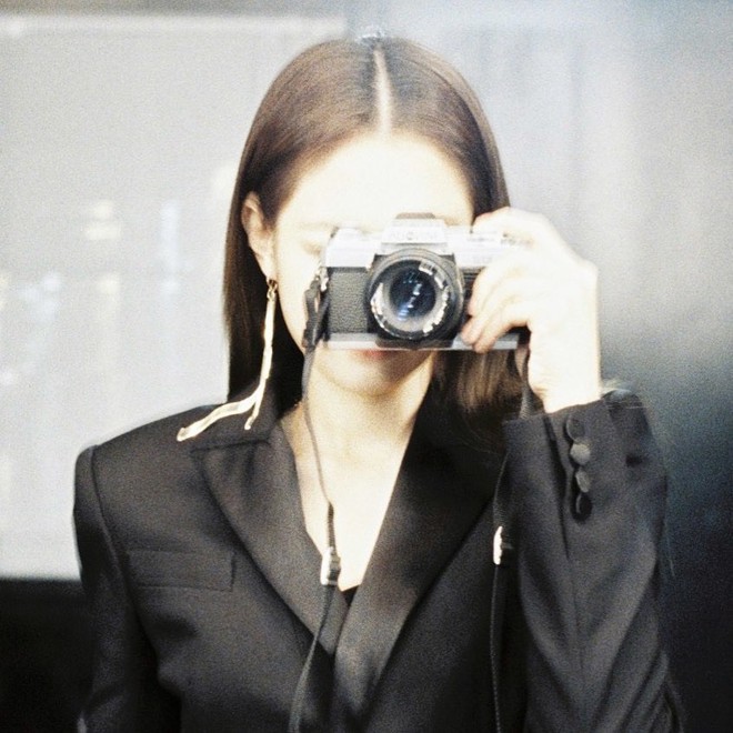 Kỷ niệm 3 năm debut, Jennie tặng fan tài khoản IG toàn ảnh film cực “nghệ”, điều kỳ diệu nhất nằm ở bức hình đầu tiên - Ảnh 22.