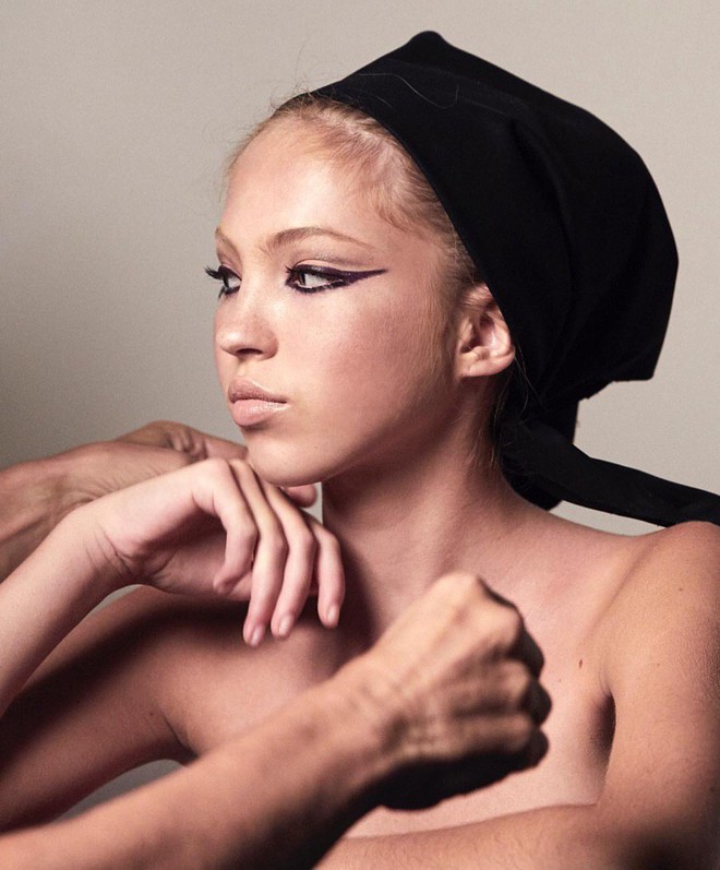 &Aacute;i nữ nh&agrave; huyền thoại l&agrave;ng mẫu Kate Moss v&agrave; &ocirc;ng tr&ugrave;m truyền th&ocirc;ng: 16 tuổi m&agrave; nhan sắc, thần th&aacute;i qu&aacute; đ&aacute;ng gờm! - Ảnh 2.