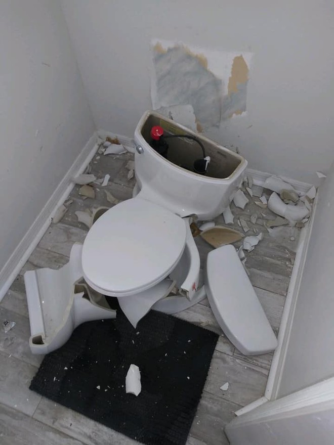 Sét đánh trúng bể phốt khiến nhà vệ sinh nổ tan tành - Ảnh 1.