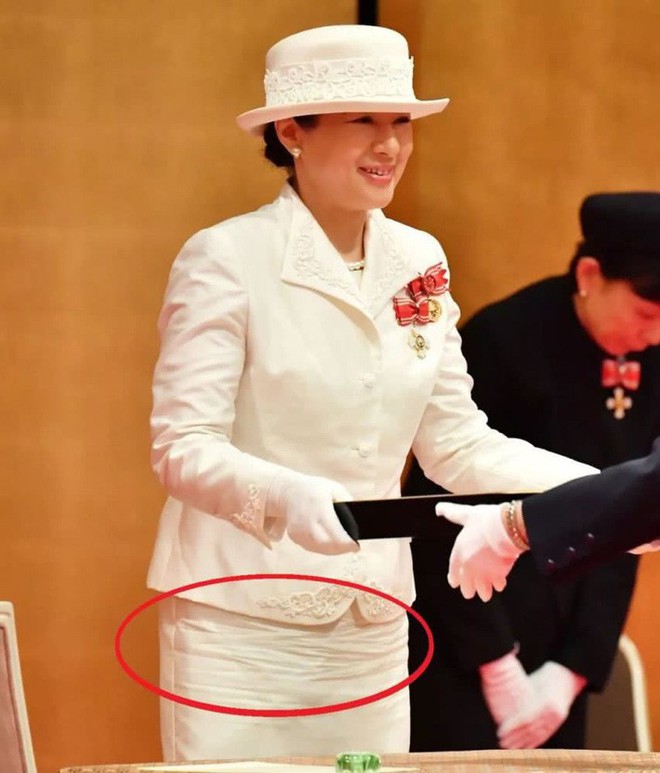 Sánh bước cùng em dâu, Hoàng hậu Masako bị báo Trung chỉ ra lỗi thời trang khiến bà thiếu tinh tế hơn hẳn - Ảnh 4.