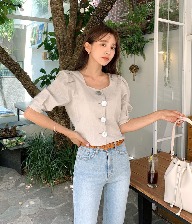 Hội sành mốt phải tìm mua ngay áo blouse lửng vì vừa đẹp lại “hack dáng” ảo diệu - Ảnh 4.