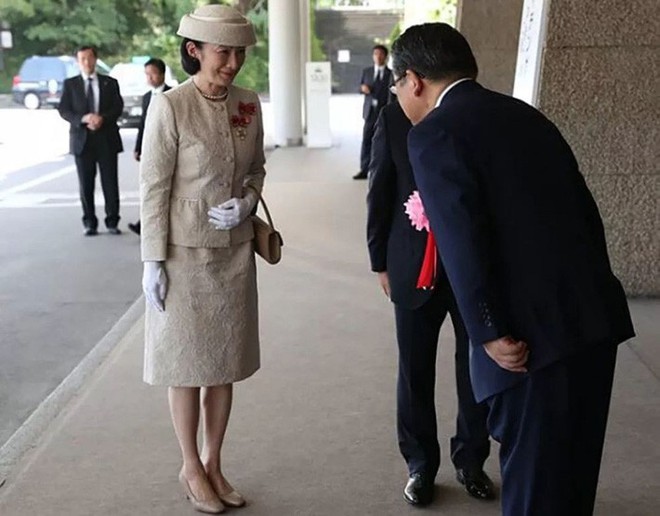 Sánh bước cùng em dâu, Hoàng hậu Masako bị báo Trung chỉ ra lỗi thời trang khiến bà thiếu tinh tế hơn hẳn - Ảnh 5.