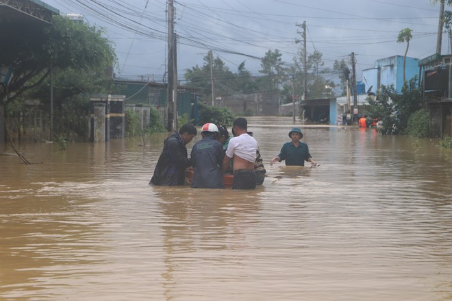 L&acirc;m Đồng: Nhiều nh&agrave; d&acirc;n bị sập do sạt lở đất, ph&aacute;t hiện một cụ &ocirc;ng chết trong nh&agrave; - Ảnh 2.