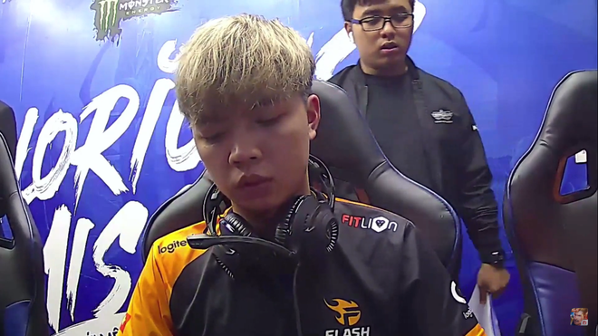 Team Flash thắng dễ trước Overclokers, nhưng vẻ mặt buồn rười rượi của ADC lại khiến fan kh&ocirc;ng khỏi lo lắng - Ảnh 4.