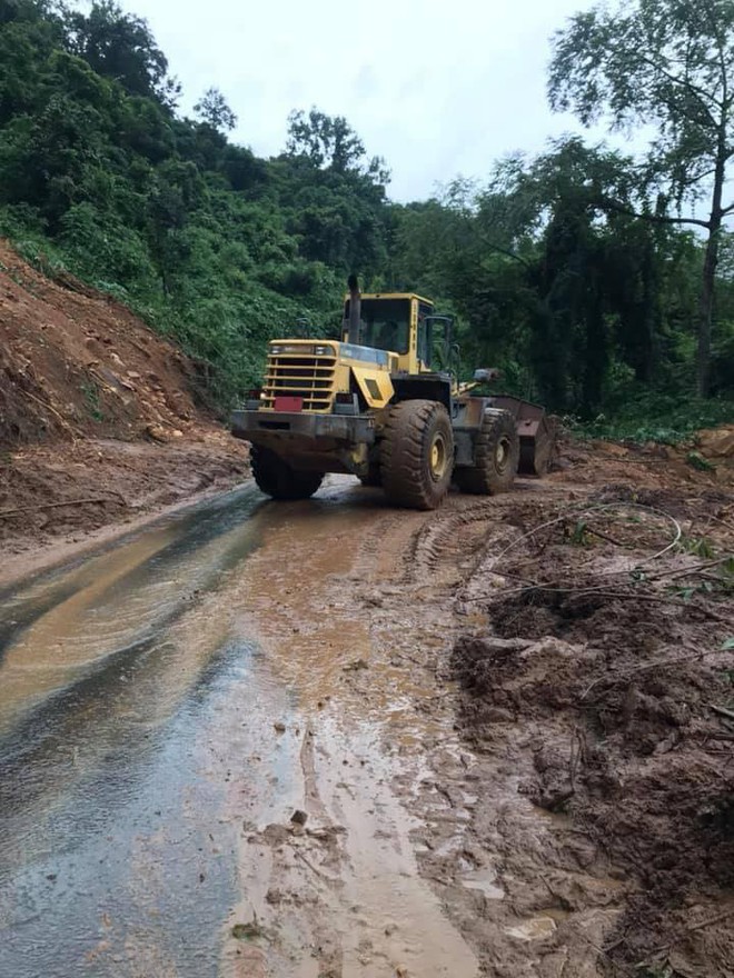 Sạt lở nghiêm trọng trên đèo Bảo Lộc, hàng ngàn ô tô chôn chân suốt nhiều giờ - Ảnh 7.