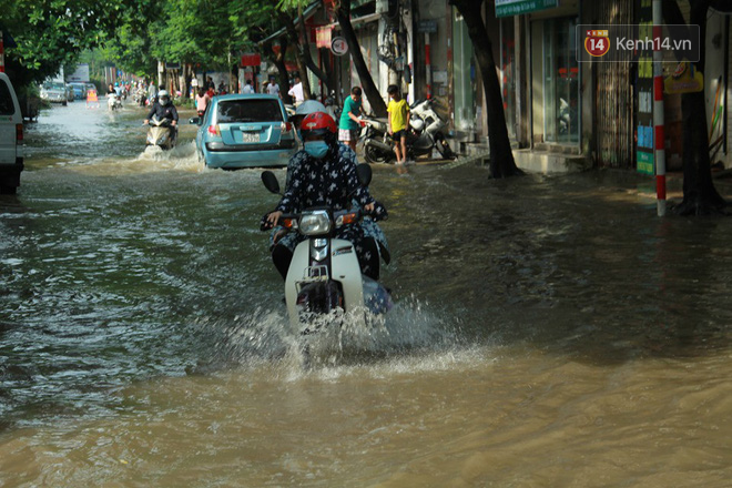 Ảnh: Hà Nội mưa lớn trong đêm khiến nhiều tuyến phố biến thành sông, người dân vất vả di chuyển - Ảnh 3.