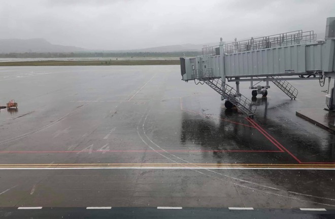 Sân bay Phú Quốc ngập đường băng khiến nhiều chuyến bay đến và đi bị hủy, hàng trăm hành khách vạ vật - Ảnh 1.