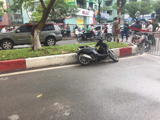 Hà Nội: Danh tính nạn nhân đi xe máy bị cây phượng đổ đè tử vong - Ảnh 2.