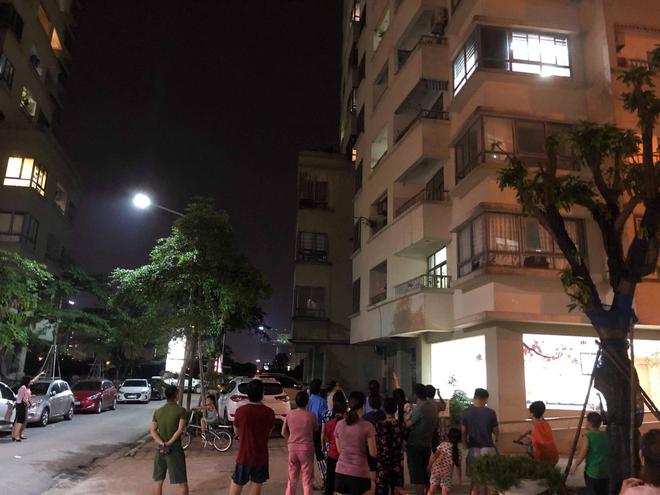 H&agrave; Nội: Người phụ nữ bất ngờ rơi từ tầng 16 chung cư xuống m&aacute;i che tầng 4, tử vong tại chỗ - Ảnh 1.
