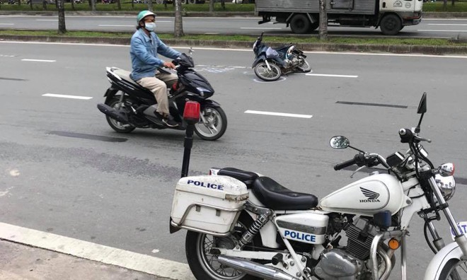 Thanh niên lái xe vi phạm lao với tốc độ cao, tông CSGT ở Sài Gòn nhập viện cấp cứu - Ảnh 1.